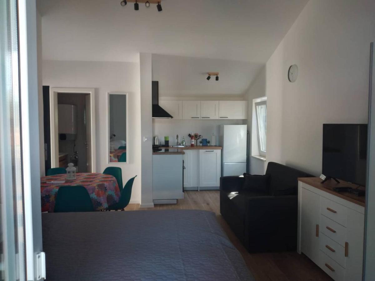 Apartmani Luni Premantura Kültér fotó