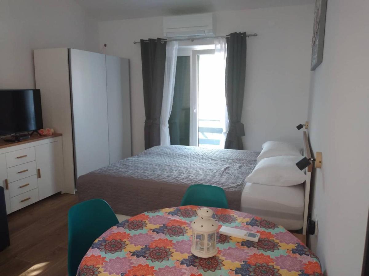 Apartmani Luni Premantura Kültér fotó