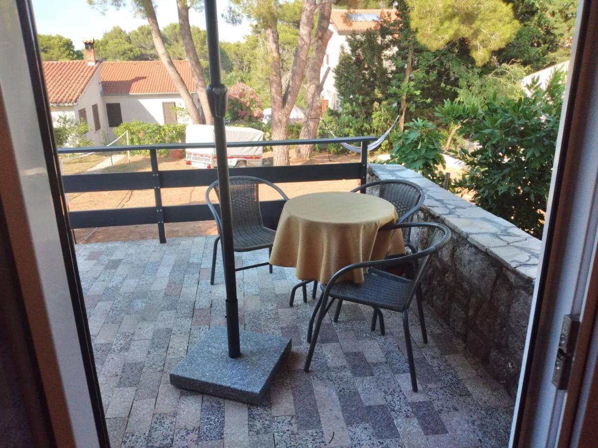 Apartmani Luni Premantura Kültér fotó