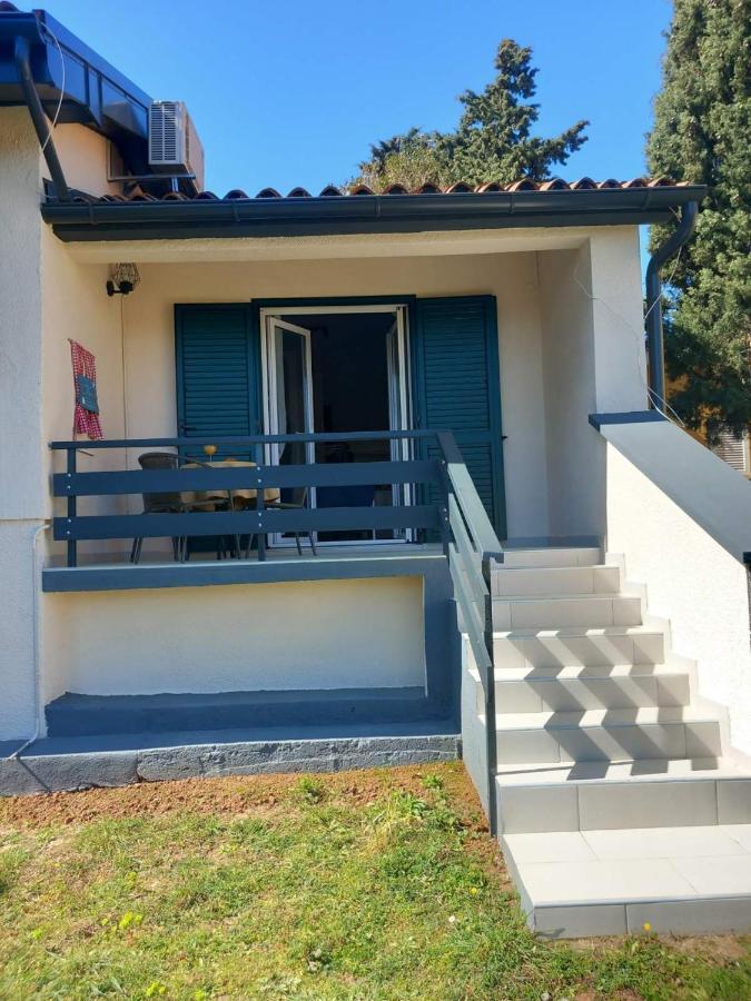 Apartmani Luni Premantura Kültér fotó